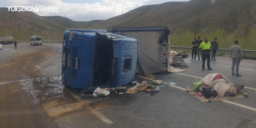 Van-Hakkari kara yolunda çay yüklü tır devrildi: 1 yaralı