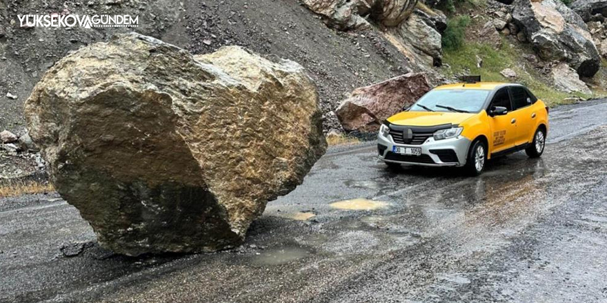 Şemdinli-Derecik yoluna kaya düştü, taksi şoförü son anda kurtuldu