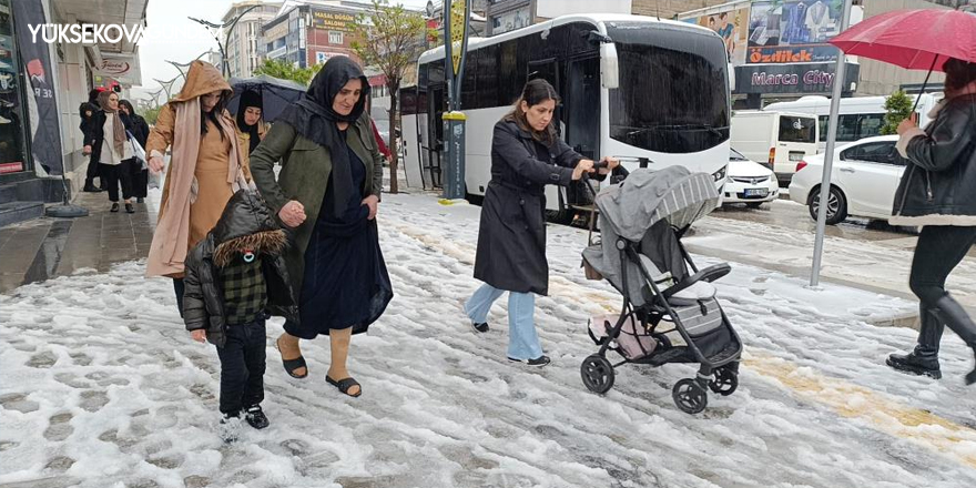 Van’da etkili olan dolu kışı aratmadı