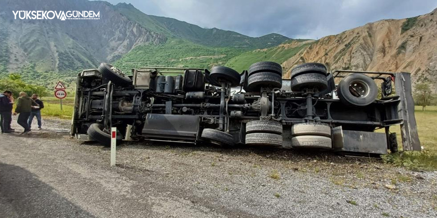 Hakkari’de yakıt tankeri yan yattı