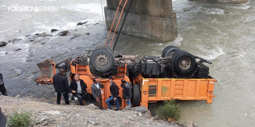 Karayollarının iş makinesi Zap Suyu’na yuvarlandı: 3 yaralı