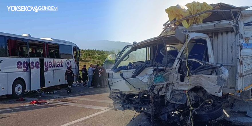 Yolcu otobüsü ile kamyonetin çarpıştığı kazada 3’ü ağır 17 kişi yaralandı