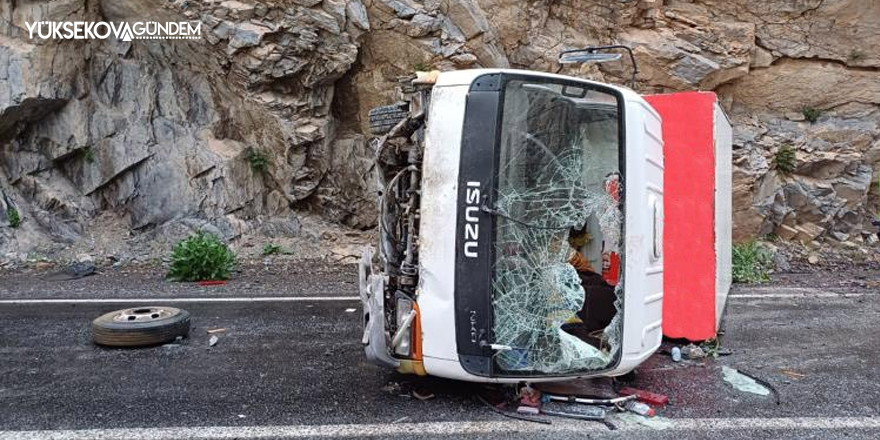 Hakkari dondurma nakil aracı devrildi: 2 yaralı