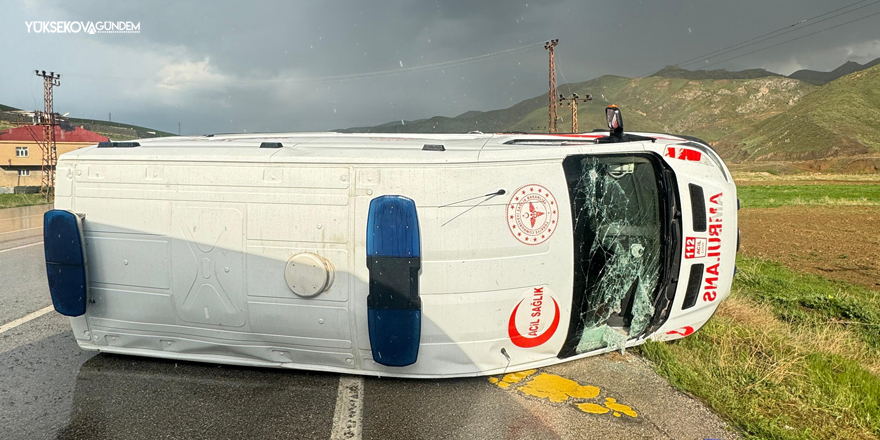 Yüksekova’da Ambulans ile Sivil Araç Çarpıştı: 6 kişi Yaralandı