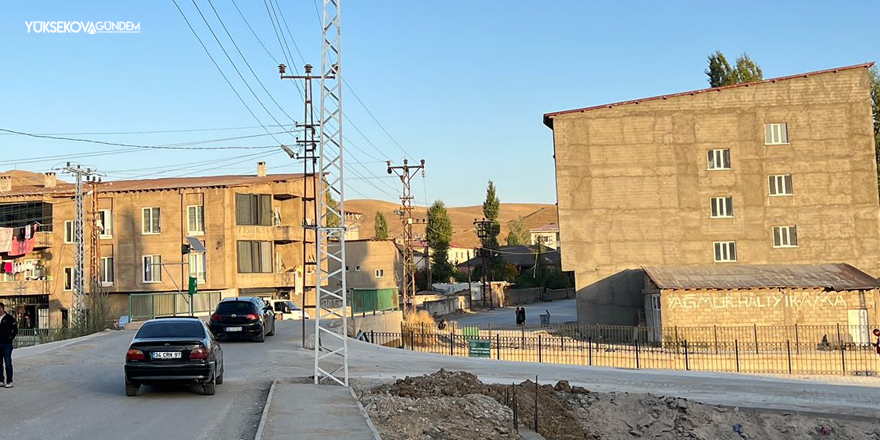 Yüksekova’da kaldırıma dikilen elektrik direklerine tepki