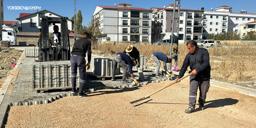 Yüksekova Belediyesi’nden Eş Zamanlı Parke taşı döşeme çalışmaları