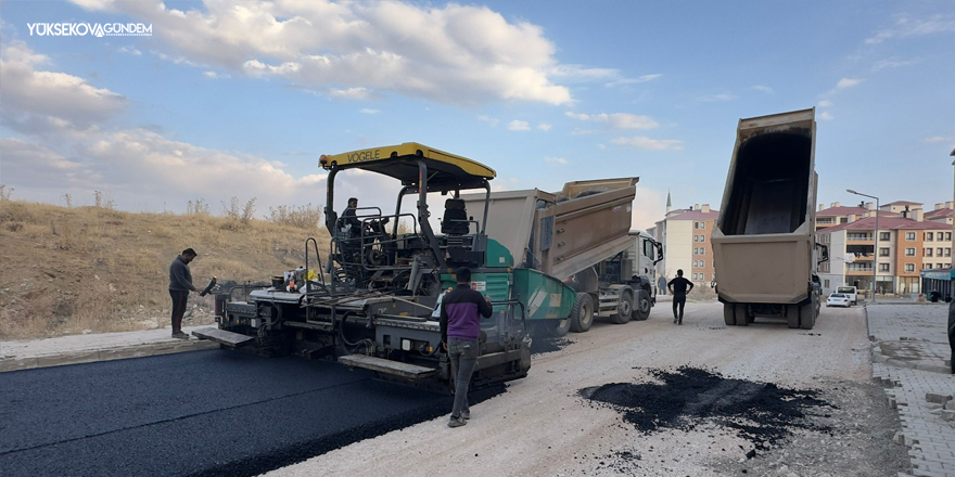 Yüksekova Belediyesi Pizok TOKİ'de Asfalt Çalışmalarını Sürdürüyor