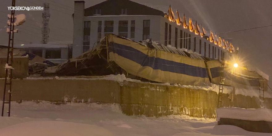 Yüksekova’da Yoğun Kar Yağışı Halı Sahaları Çökertti