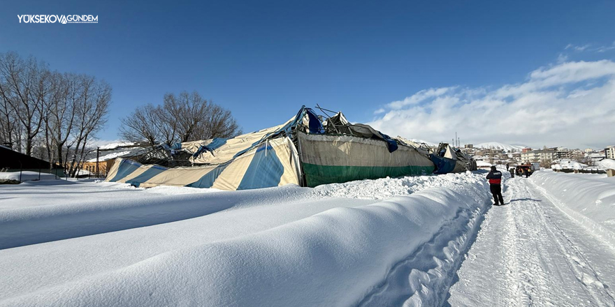 Yüksekova’da Yoğun Kar Yağışı Nedeniyle 6’ncı Halı Saha Çöktü