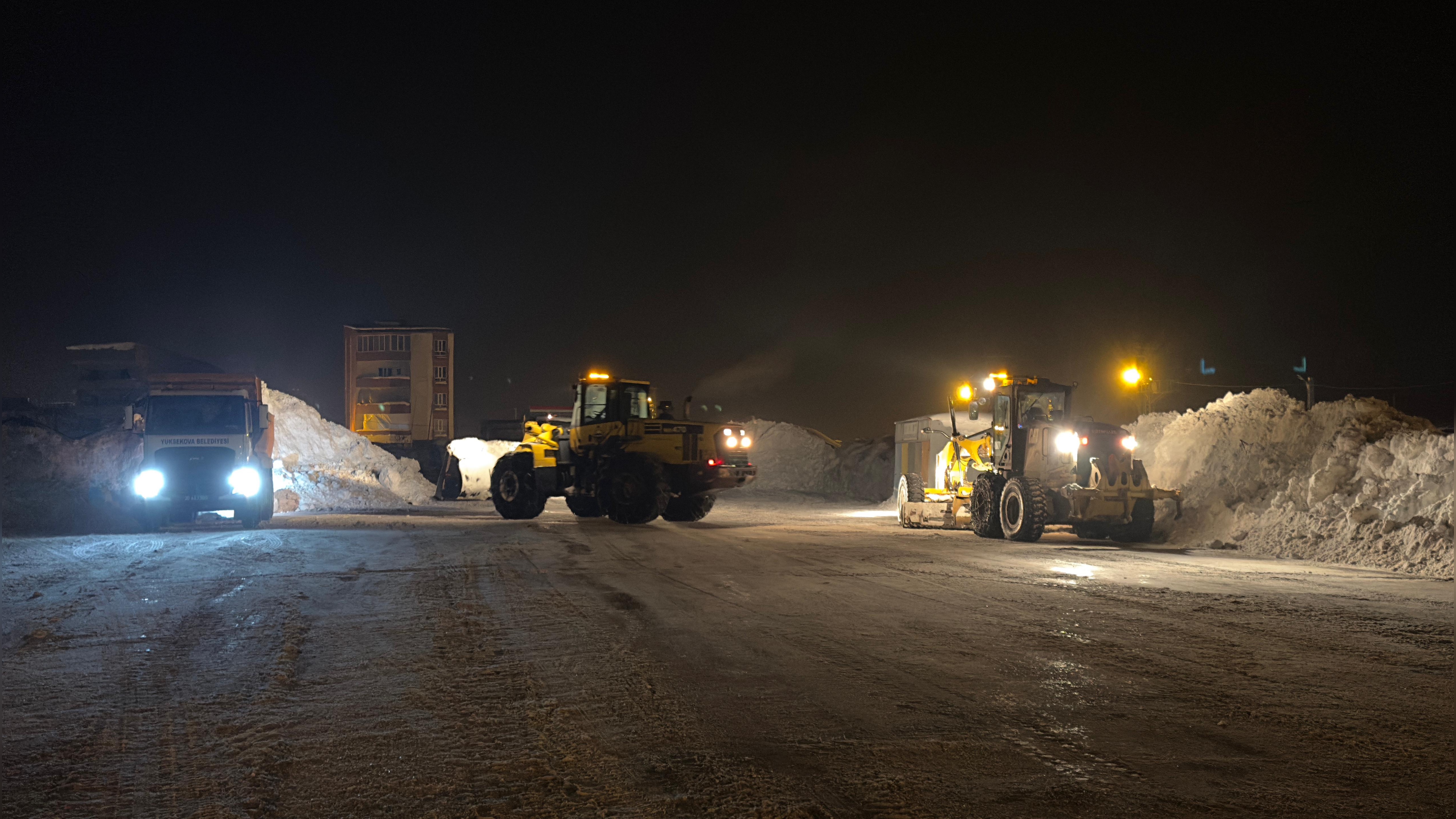 Yüksekova Devlet Hastanesi Bahçesinde Kar Temizliği Yapıldı