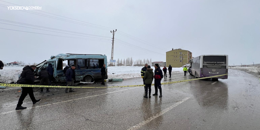 Yüksekova’da İki Toplu Taşıma Aracı Çarpıştı: 3’ü Ağır 18 Yaralı