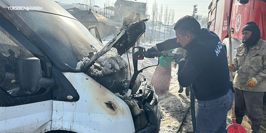 Yüksekova’da Park halindeki minibüste yangın çıktı
