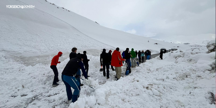 Hakkari’de Çığ Engelini Aşan Avrupalı Dağcılar Rotasına Devam Etti