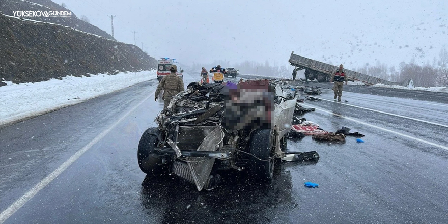 Tatvan-Van yolunda trafik kazası: 2 ölü, 5 yaralı