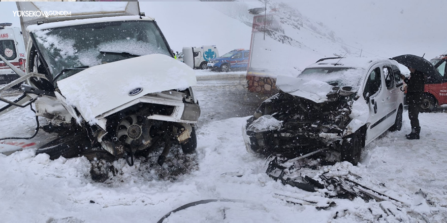 Yüksekova'da trafik kazası 1 ölü ve 14 Kişi yaralandı