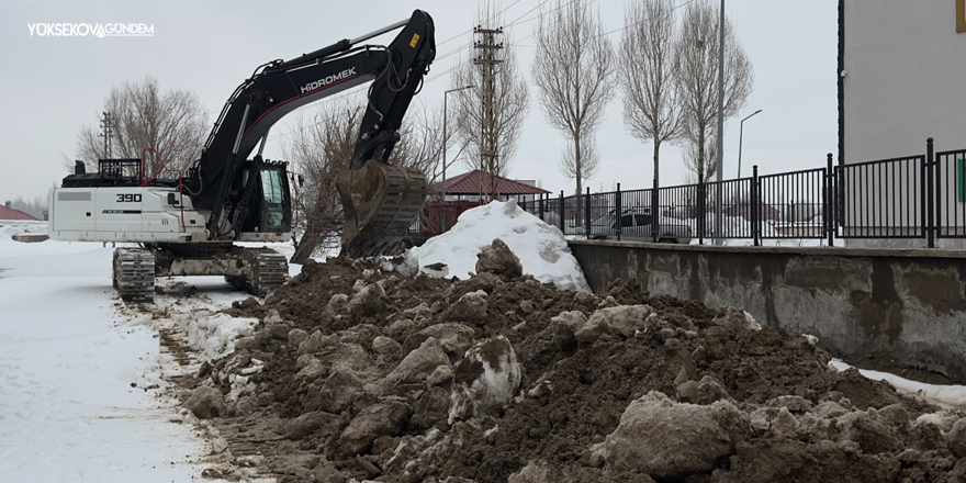 Yüksekova'da Su Taşkınlarına Karşı Kanal Açma Çalışmaları Başlatıldı