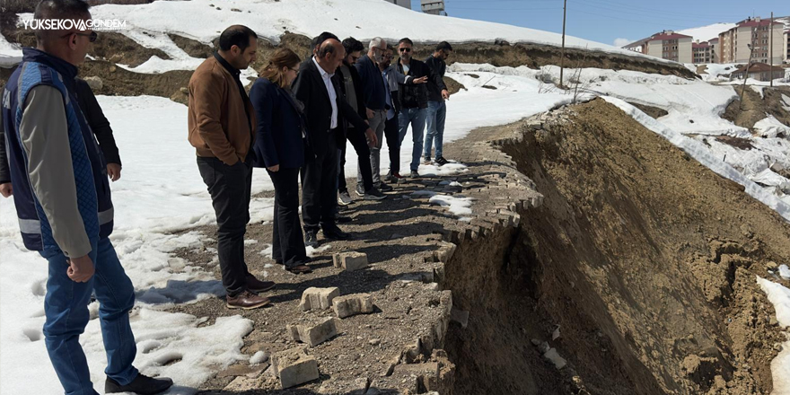 Yüksekova’da Aynı Noktada İkinci Toprak Kayması, Yol ve Kanalizasyon Hattı Zarar Gördü