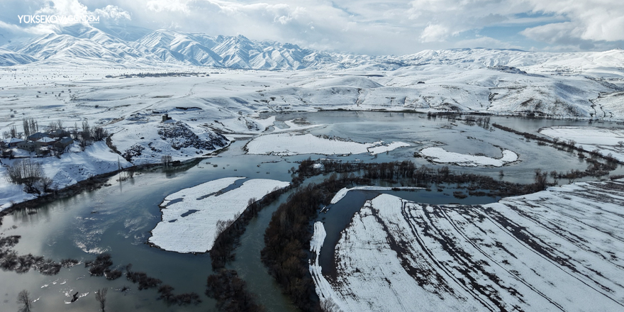 Yüksekova’da kar erimesi sazlık alanı taşırdı