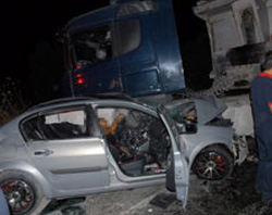 TIR, otomobil ile çarpıştı:2 ölü