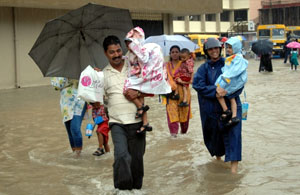 Hindistan'da sel 121 can aldı