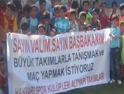 Hakkarili futbolculardan başbakana çağrı