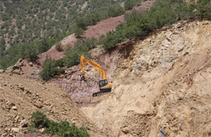 Boşaltılan beldede maden kurnazlığı!