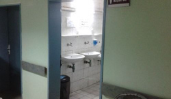 Özel hastane tuvaletinde doğum