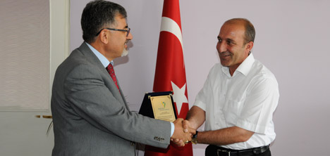 HÜ'den Başkan Bora'ya plaket