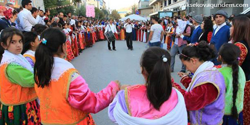 Festival Yürüyüşünde Renkler Ve Sesler Buluştu