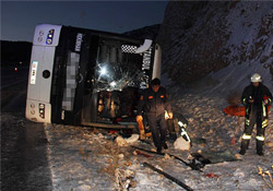 Otobüs devrildi:1 ölü, 45 yaralı