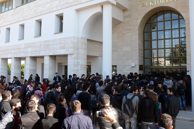 Mersin'de öğrenciler rektörlük binasını işgal etti