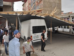 Fırtına çatıları uçurdu!