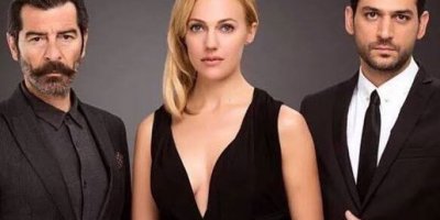 Altın bir ayın zirvesini gördü