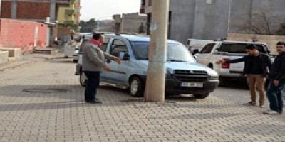 Yol ortasındaki elektrik direği şaşırtıyor