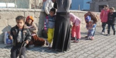 Suriyeli aileler kalacak yer alıyor
