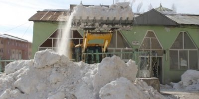 Cami bahçeleri kardan temizleniyor