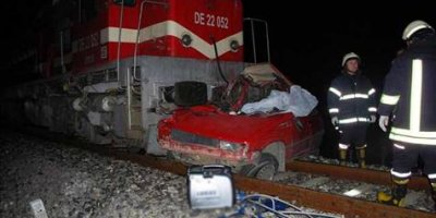 Yolcu treni otomobile çarptı: 2 ölü