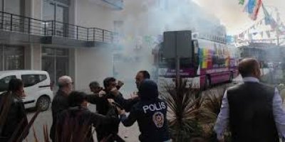 BDP ve HDP büroları ırkçıların saldırısına uğruyor