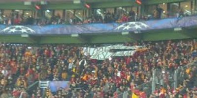 Arena'da Alo Babacım pankartına inceleme