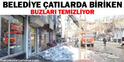 Belediye çatılarda biriken buzları temizliyor