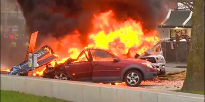 Helikopter arabaların üstüne düştü: 2 ölü