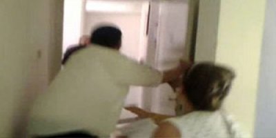 Doktor hastasını dövdü