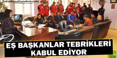 Eş başkanlar tebrikleri kabul ediyor