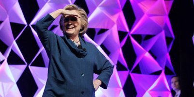 Hillary Clintona bir kadın ayakkabı fırlattı