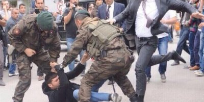 Başbakanlık Müşaviri'nden Tekme Açıklaması: Üzgünüm