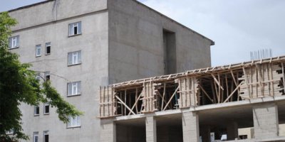 Yıkılan duvarın altında kaldı