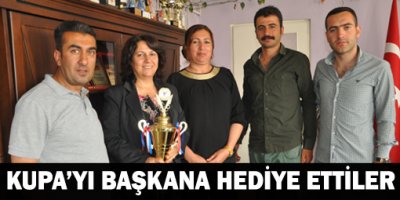 Kupayı başkana hediye ettiler