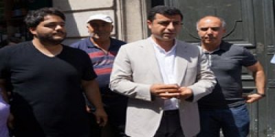 Pariste katliam yerine çiçek bıraktı