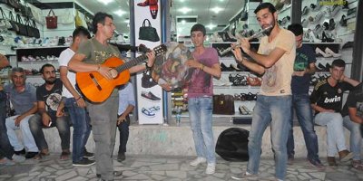 Rojavaya müzik yaparak destek topluyorlar