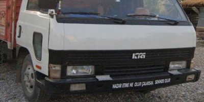 Kamyondaki yazı yüzünden gözaltına alındı